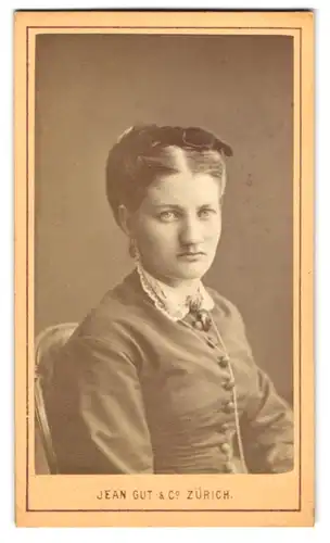 Fotografie Jean Gut & Cie, Zürich, Junge Dame mit Kragenbrosche