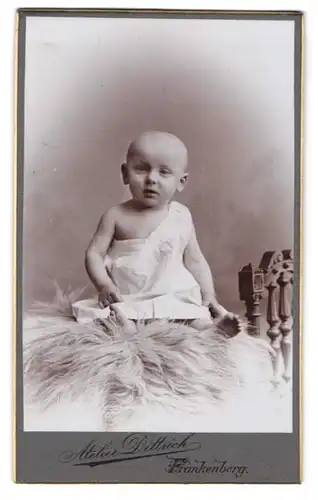 Fotografie D. Dittrich, Frankenberg i. S., Freibergerstr. 33, Süsses Kleinkind im Hemd mit nackigen Füssen