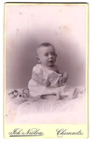 Fotografie Joh. Niclou, Chemnitz, König-Str. 5, Süsses Kleinkind im Hemd mit nackigen Füssen