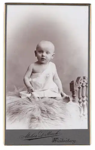 Fotografie D. Dittrich, Frankenberg i. S., Freibergerstr. 33, Süsses Kleinkind im Hemd mit nackigen Füssen