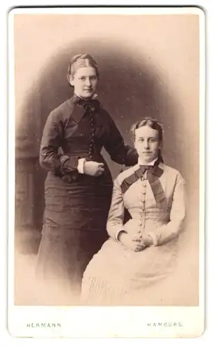 Fotografie T. W. Hermann, Hamburg, Poststr. 2, Zwei junge Damen in zeitgenössischer Kleidung