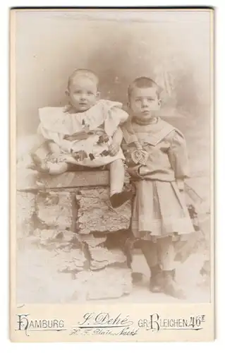 Fotografie J. Dehé, Hamburg, Gr. Bleichen 46, Zwei Kinder in zeitgenössischer Kleidung