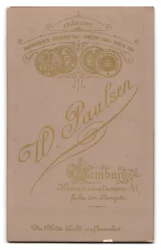 Fotografie W. Paulsen, Hamburg, Hermannstr. 41 Ecke der Bergstr., Süsses Kleinkind im weissen Kleid