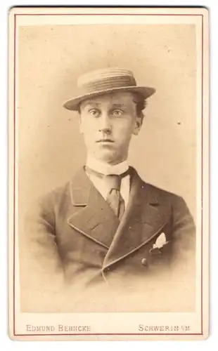 Fotografie Edmund Behncke, Schwerin i. M., Wismarsche Str. 26, Junger Mann im Anzug mit Krawatte