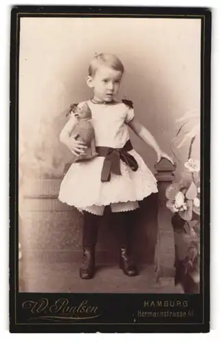Fotografie W. Paulsen, Hamburg, Hermannstr. 41, Kind im weissen Kleid mit Spieltier