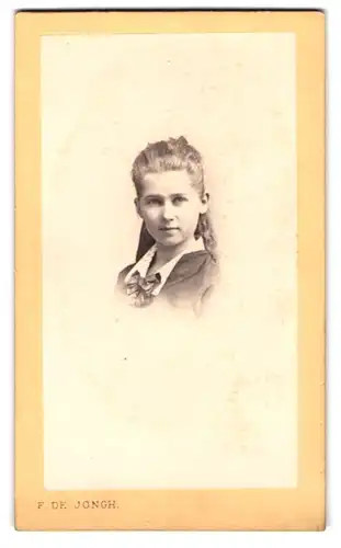 Fotografie F. de Jongh, Vevey, Junge Dame mit langem Haar