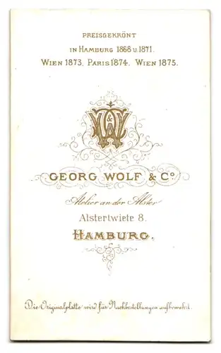 Fotografie Georg Wolf & Co., Hamburg, Alstertwiete 8, Junge Dame in zeitgenössischer Kleidung