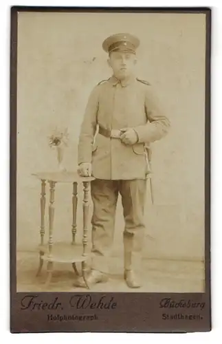 Fotografie Friedr. Wehde, Bückeburg, junger Soldat in Feldgrau Uniform mit Bajonett