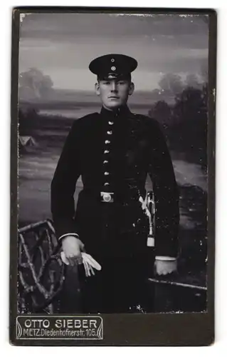 Fotografie Otto Sieber, Metz, Soldat in dunkler Uniform mit Bajonett und Portepee