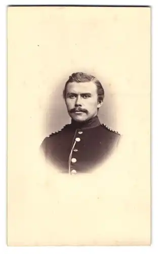 Fotografie A. H. Heckmann, Osnabrück, Einjährig-Freiwilliger in Uniform mit Mustasch