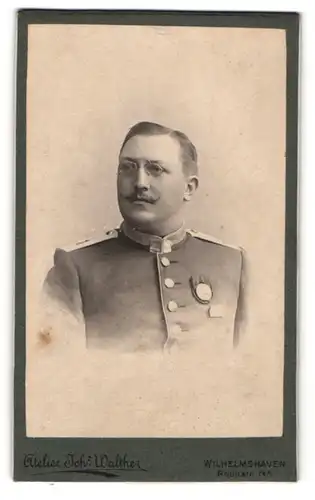 Fotografie Johs. Walther, Wilhelmshaven, Uffz. in Uniform mit Orden und Zwickerbrille