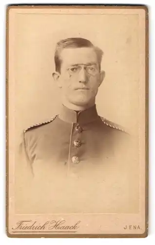 Fotografie Friedrich Haack, Jena, sächsischer Einjährig-Freiwilliger in Uniform mit Zwickerbrille