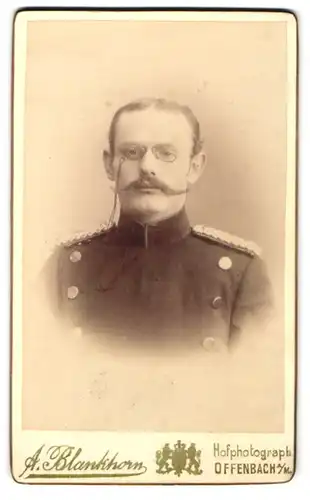 Fotografie A. Blankborn, Offenbach a. M., Offizier in Uniform mit Mustasch und Zwicker