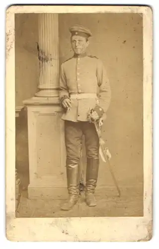 Fotografie Walter, Bockenheim, Soldat in Uniform mit Säbel und Portepee