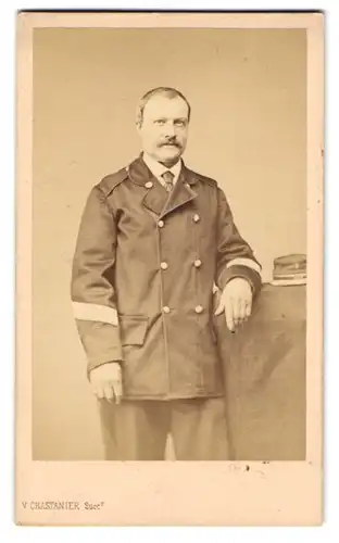 Fotografie V. Christanier, Paris, französischer Beamter in Uniform mit Nummer 8 auf der Mütze