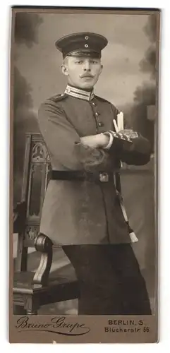 Fotografie Bruno Grupe, Berlin, Soldat in Garde Uniform Kaiserin Augusta Garde Gren. Regiment Nr. 4