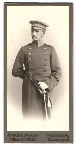 Fotografie Atelier Mauss, Marburg / Lahn, Einjährig-Freiwilliger Dr. Schulte in Uniform mit Säbel und Portepee, 1906