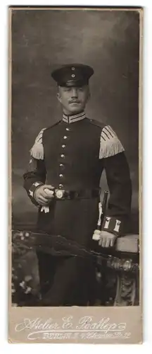 Fotografie E. Postlep, Berlin, Soldat in Garde Musiker Uniform mit Säbel