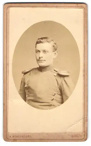 Fotografie A. Menzendorf, Berlin, Soldat in Garde Uniform mit Epauletten