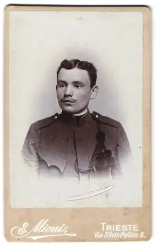 Fotografie E. Mioni, Trieste, K.u.K. Soldat in Uniform mit Schützenschnur