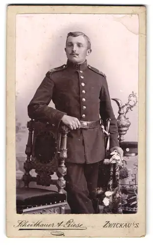 Fotografie Schreithauer & Giese, Zwickau i. Sa., sächsischer Soldat in Uniform Rgt. 133 mit Bajonett und Portepee
