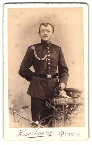 Fotografie Hugo Schwerg, Pirna, sächsischer Soldat in Uniform mit Schützenschnur