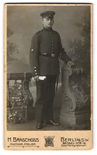 Fotografie H. Braschoss, Berlin, Soldat in Uniform mit Säbel und Portepee