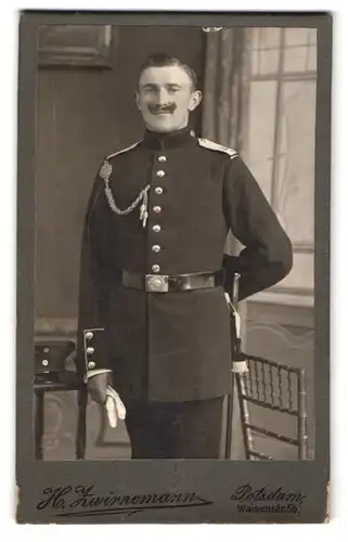 Fotografie H. Zwirnemann, Potsdam, preussischer Soldat in Uniform Rgt. 4 mit Bajonett und Portepee, Schützenschnur