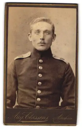 Fotografie Aug. Classens, Aachen, junger blonder Soldat in Unifrom mit schilendem Blick