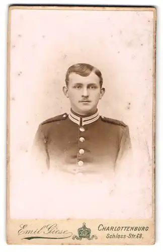Fotografie Emil Giese, Berlin-Charlottenburg, preussischer Soldat in Garde Uniform mit Seitenscheitel
