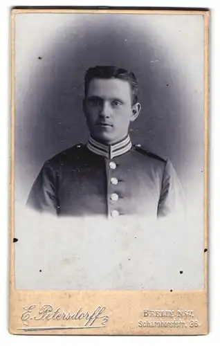 Fotografie E. Petersdorff, Berlin, preussischer Soldat in Garde Uniform