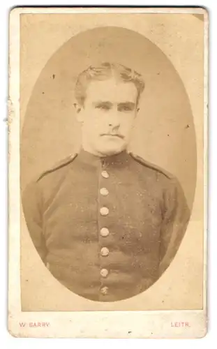 Fotografie W. Barry, Leith, schottischer Soldat in Uniform