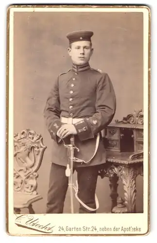 Fotografie C. Utecht, Berlin, junger Soldat in Garde Uniform mit Säbel und Portepee