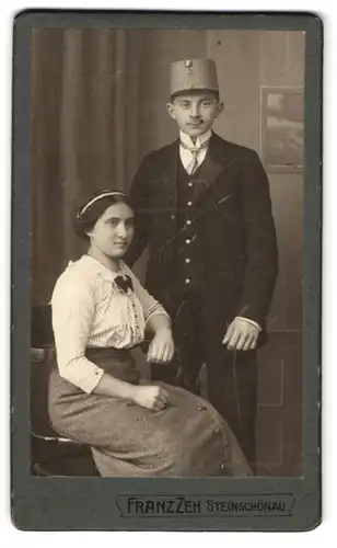 Fotografie Franz Zeh, Steinschönau, K.u.K. Soldat in Zivil mit Tschako nebst seiner Frau