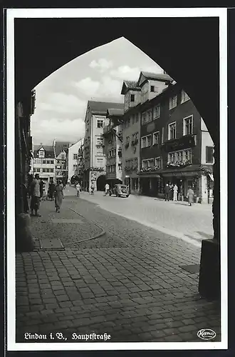 AK Lindau i. B., Hauptstrasse mit Geschäften durch Tor gesehen