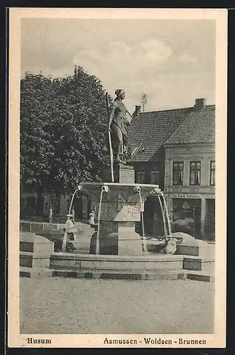 AK Husum, Friesin auf dem Asmussen-Woldsen-Brunnen