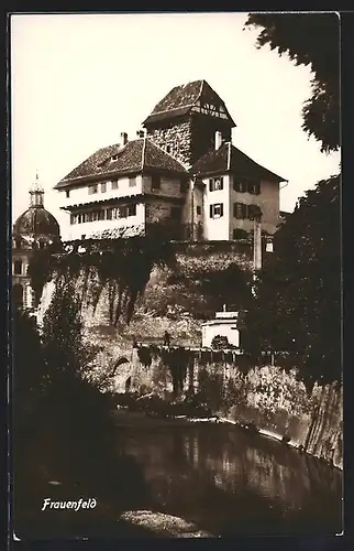 AK Frauenfeld, Blick auf ein altes Haus über dem Fluss