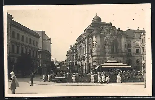 AK Bratislava, Ortspartie mit Anlage und Passanten