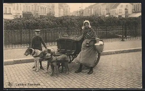 AK Flämische Milchverkäuferin und Knabe mit Hundegespann