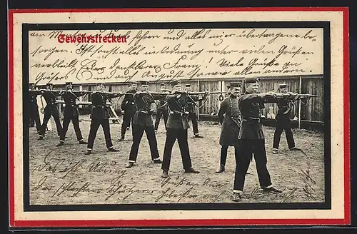 AK Soldaten in Uniform beim Gewehrstrecken, 1. Weltkrieg