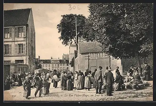 AK Pontoise, La Rue Victor-Hugo un Jour de Marché