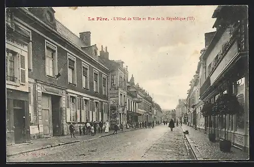 AK La Fère, L`Hotel de Ville et Rue de la République