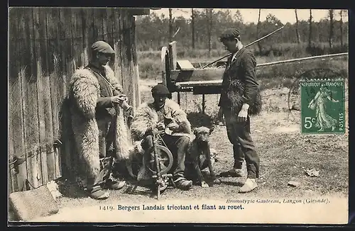 AK Aquitanien / Aquitaine, Bergers Landais tricotant et filant au rouet