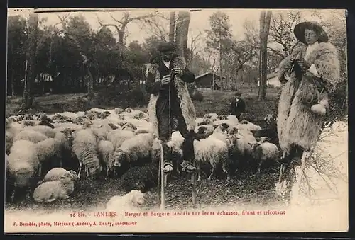 AK Aquitanien / Aquitaine, Berger et Bergère landais sur leurs échasses, filant et tricotant