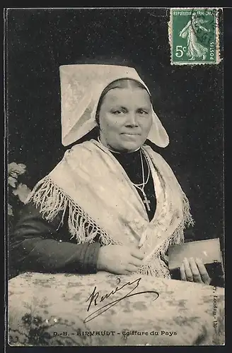 AK Airvault, Poitou-Charentes, Coiffure du Pays, Frau in Tracht mit Buch in der Hand