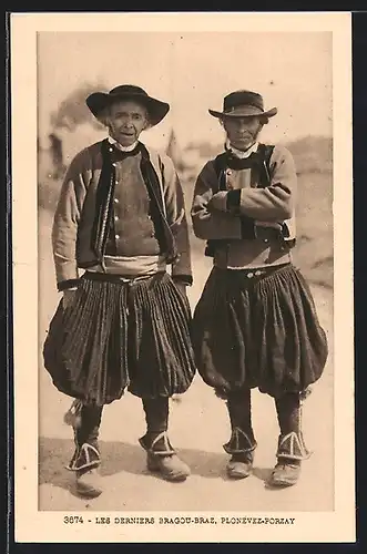 AK Plonévez-Porzay, Les derniers Bragou-Braz, zwei Männer in Tracht der Bretagne