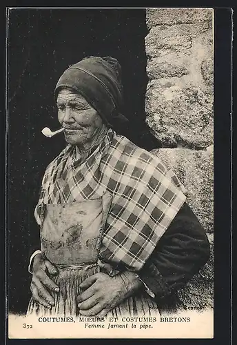 AK Coutumes, Moeurs et Costumes Bretons, Femme fumant la pipe