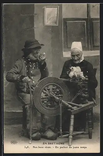 AK En Bretagne, En parlant du jeune temps, altes Paar am Spinnrad