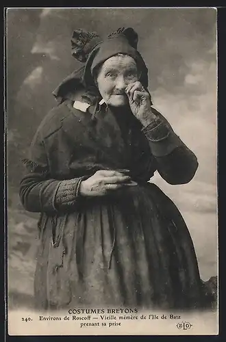 AK Costumes Bretons, Environs de Roscoff, Vieille mémère de l`Ile de Batz prenant sa prise