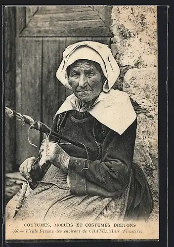 AK Chateaulin, Alte Frau in Tracht bei der Spinnarbeit